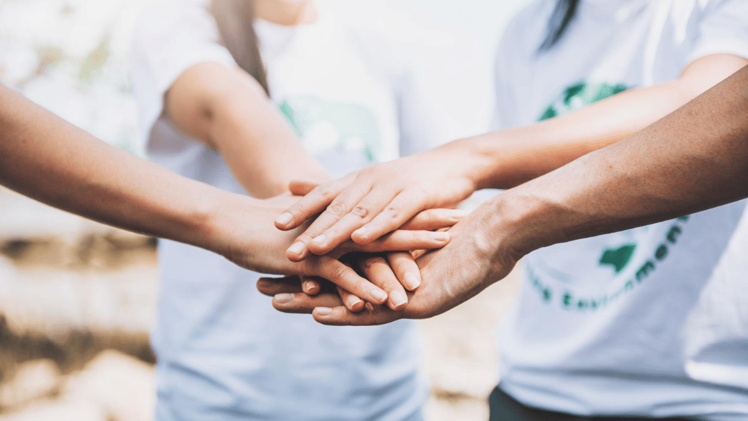 Várias mãos sobrepostas, simbolizando a união